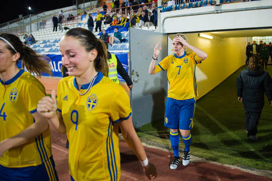 Sveriges Kosovare Asllani och Lisa Dahlkvist tar sig ut