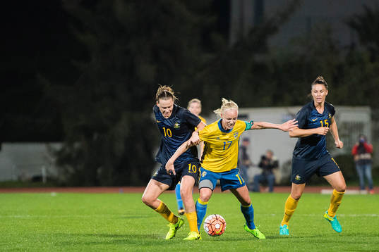 Australiens Emily Van Egmond och Emily Gielnik mot Sveriges