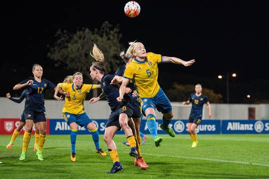 Sveriges Nilla Fischer i en nickduell med Australiens Elise