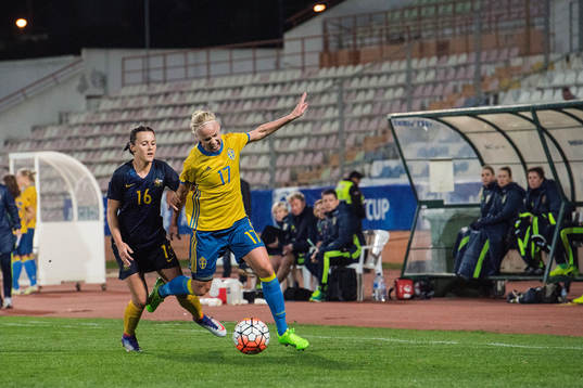 Australiens Hayley Raso och Sveriges Caroline Seger