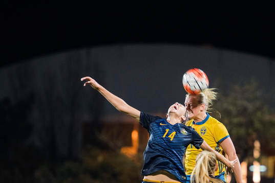 Australiens Alanna Kennedy i en nickduell med Sveriges
