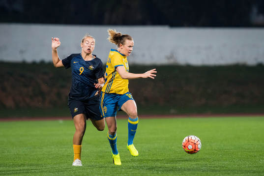 Australiens Caitlin Foord och Sveriges Jessica Samuelsson