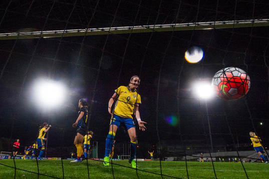 Sveriges Kosovare Asllani ser hur Lotta Schelin  gör 0-1