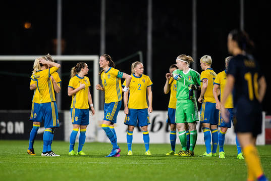 Sveriges Lotta Schelin, Jonna Andersson och målvakt Hedvig