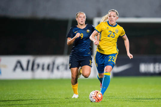 Australiens Caitlin Foord och Sveriges Elin Rubensson
