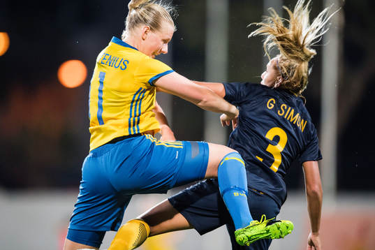 Sveriges Stina Blackstenius i en duell med Australiens Gema