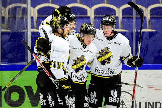 s Anton Cederholm jublar med lagkamrater