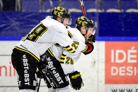 s Jens Jakobs jublar med Jesper Fröden