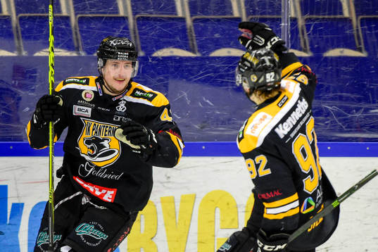 Panterns Johan Björk och Dennis Svensson jublar