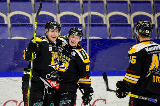 Panterns Johan Björk och Dennis Svensson jublar