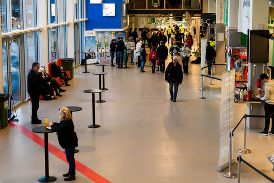 Några åskådare väntar i foajén i Lindab Arena