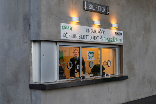 Biljettkassan utanför Lindab Arena