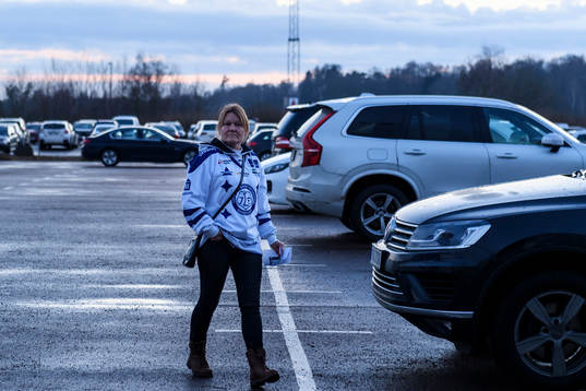 En Leksands supporters på väg till Lindab Arena