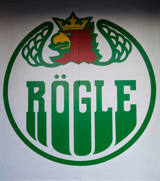 Rögles klubbmärke på en vägg