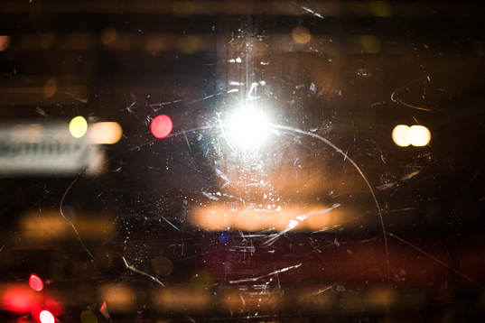Ljus från strålkastare genom plexiglas före