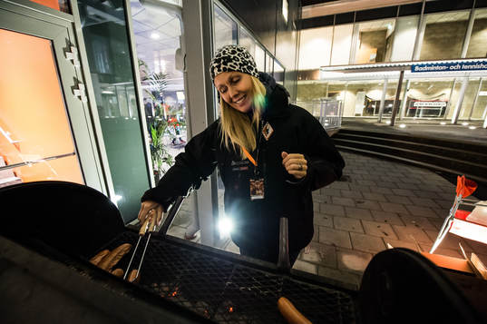 Charlotta Ottinger, frivillig supporter som grillar korv