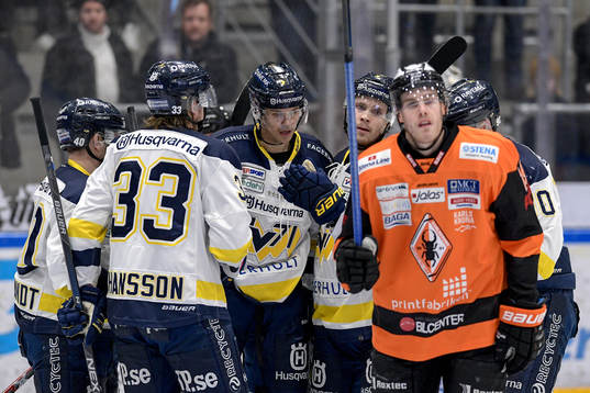 s Ted Brithén jublar med lagkamrater