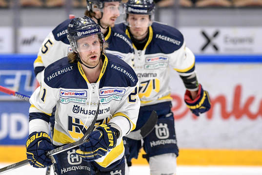 s Mattias Tedenby jublar med lagkamrater