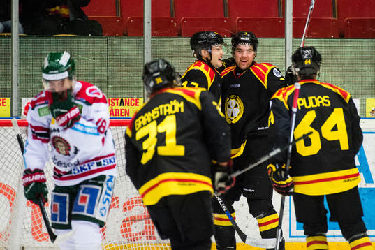 Brynäs Pathrik Westerholm och Ponthus Westerholm jublar