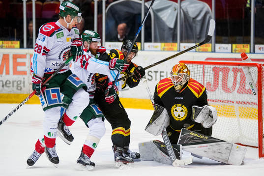 Frölundas John Nyberg, ej i bild, gör 1-1 bakom