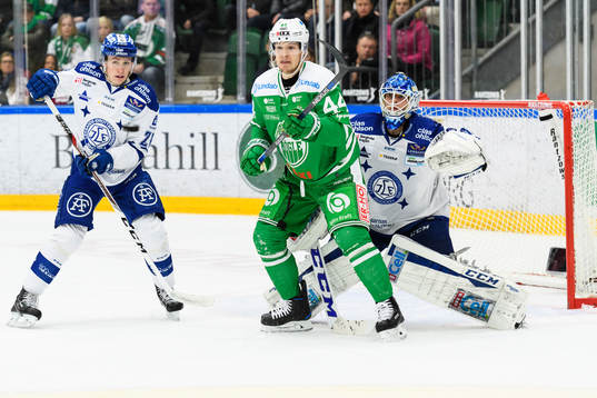 Leksands Patrik Norén och Rögles Matt Fraser framför