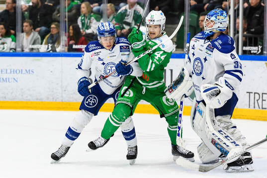 Leksands Patrik Norén och Rögles Matt Fraser framför