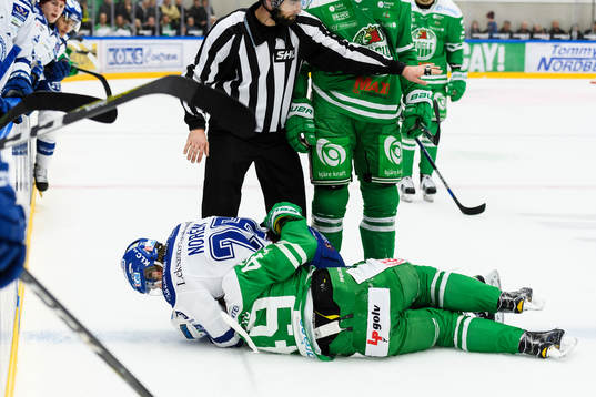 Leksands Patrik Norén brottas med Rögles Sebastian
