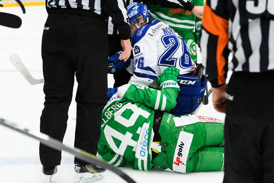 Leksands Patrik Norén brottas med Rögles Sebastian