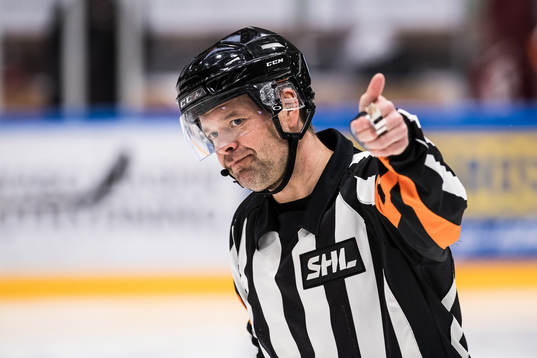 Domare Patrik Sjöberg  gör tummen upp