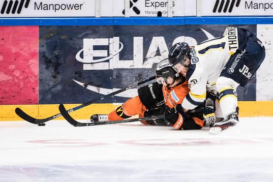 s Martin Thörnberg  trycker ner Karlskronas Victor Aronsson