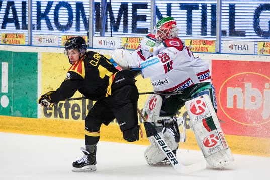 Brynäs Kevin Clark och Frölundas målvakt Dan Bakala