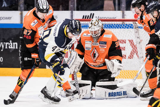 s Pär Arlbrandt oroar framför Karlskronas målvakt