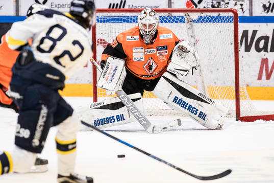 Karlskronas målvakt Johannes Jönsson räddar ett skott