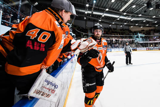 Karlskronas Mattias Karlsson  och Karlskronas målvakt