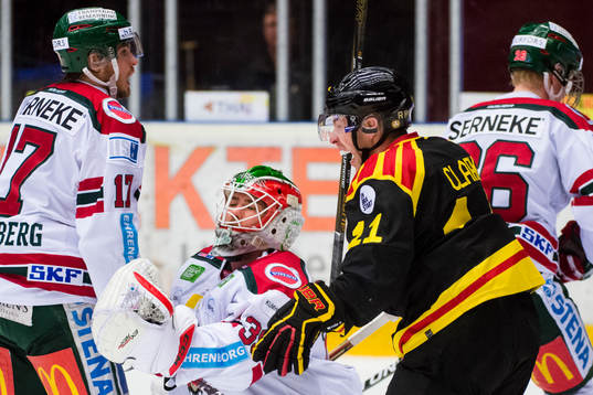 Frölundas målvakt Dan Bakala deppar samtidigt som Brynäs