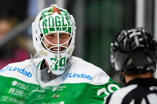 Rögles målvakt Anders Lindbäck parats med domare Johan