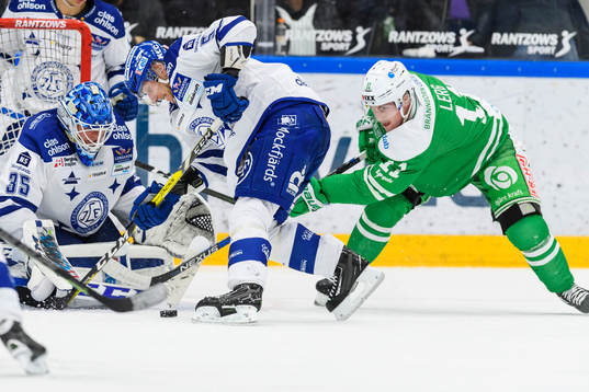 Rögles Bryan Lerg oroar framför Leksands målvakt Atte