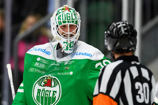 Rögles målvakt Anders Lindbäck parats med domare Johan