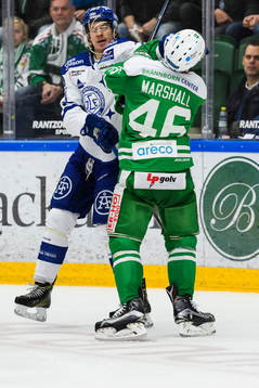 Leksands Sondre Olden och Rögles Kevin Marshall  brottas