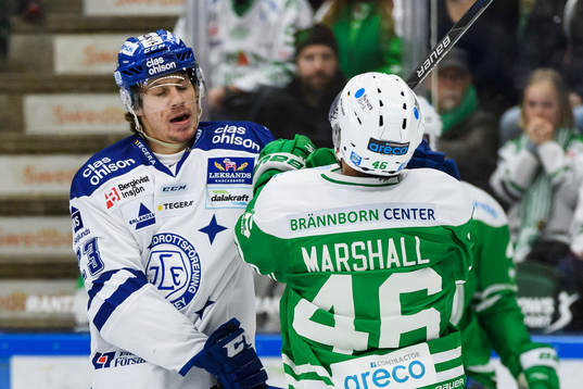 Leksands Sondre Olden och Rögles Kevin Marshall  brottas