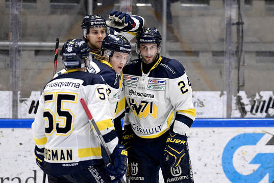 s Erik Christensen  jublar med lagkamrater
