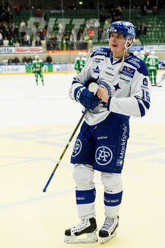 Leksands Johan Porsberger deppar när han lämnar isen  en