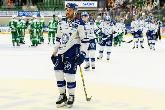 Leksands Jesper Ollas deppar när han lämnar isen  en