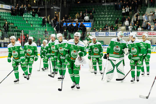 Rögles spelare jublar och tackar publiken