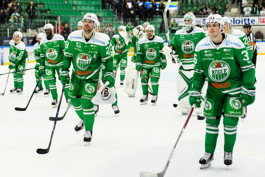 Rögles spelare jublar och tackar publiken
