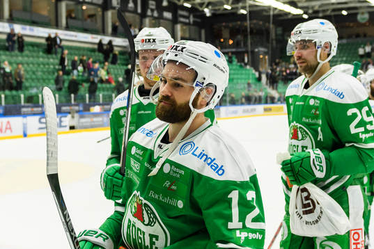 Rögles Jack Connolly jublar och tackar publiken