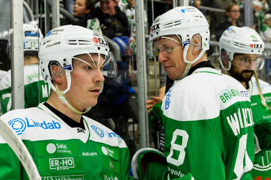 Rögles Bryan Lerg när han lämnar isen en ishockeymatch i