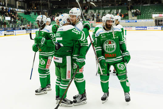 Rögles Simon Ryfors och Mathias From kramas och jublar