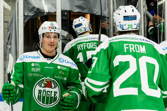 Rögles Bryan Lerg när han lämnar isen en ishockeymatch i