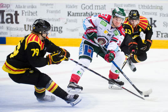 Frölundas Mattias Nörstebö jagas av Brynäs Daniel